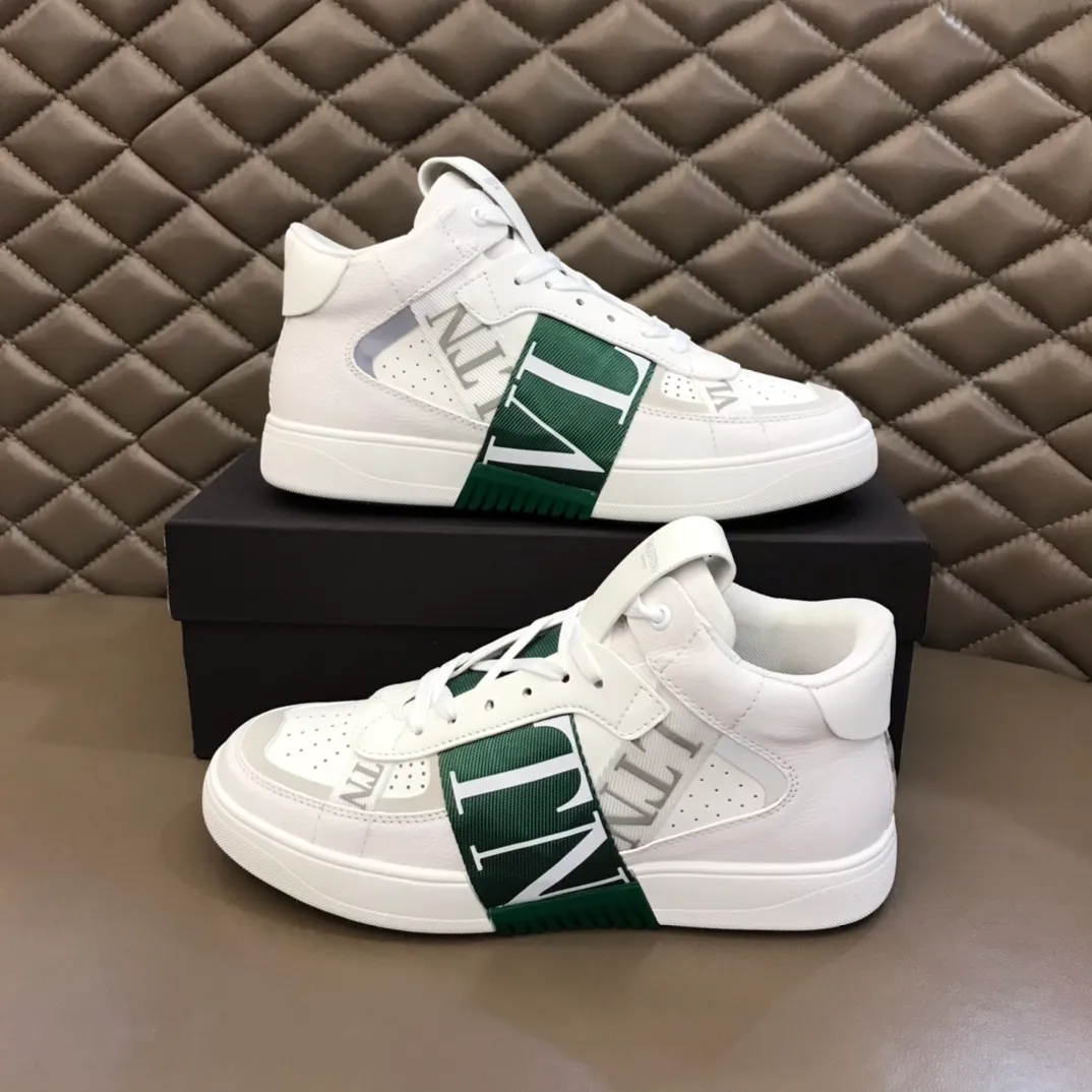p480 "VALETINO**" new high-top 🆕 calfskin lace-up sneakers. No man should be able to refuse these shoes. The classic color scheme is so handsome! Purchase a high-precision replica of the original version to instantly sell off the market currency! 6 VLTN logo rubber effect straps - Valentino Garavani Logo printed on the back and tongue, all materials are customized to ensure quality! Size: 38-44